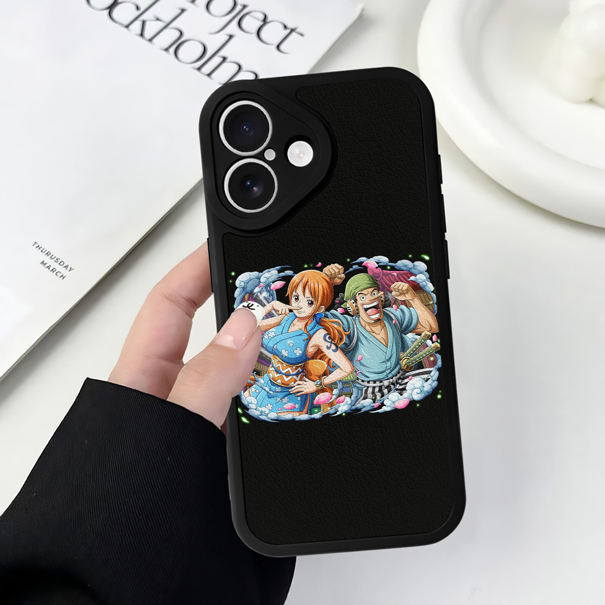 （画像用） ワンピース ナミ ONE PIECE Nami 【iPhone 16シリーズ対応】シリコンスマホケース（レザー調） 材質：シリコン